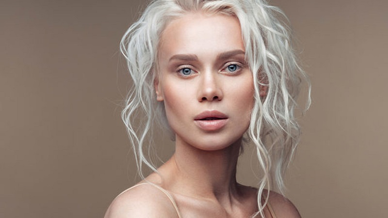 White hair dye: glacial charm and super trendy