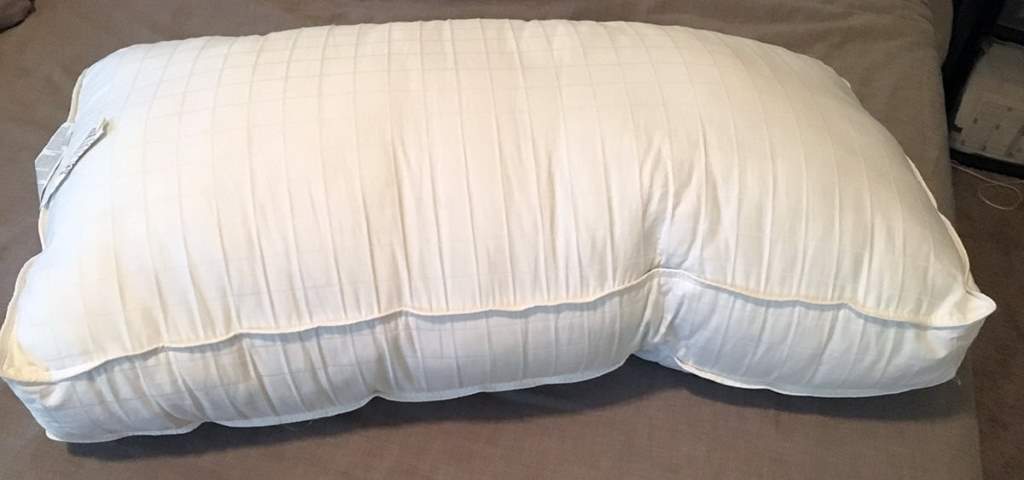 Side sleeper demonstrating perfect spinal alignment on medium firm Puredown goose down pillow